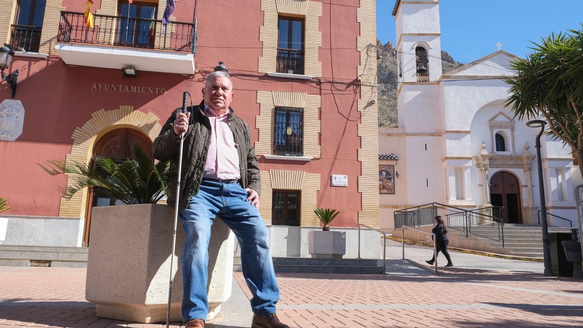 El alcaldable socialista de Redován, Miguel Terol, posa para la entrevista frente al Ayuntamiento.