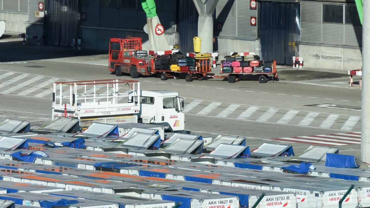 Trabajadores durante la huelga del handling de Iberia