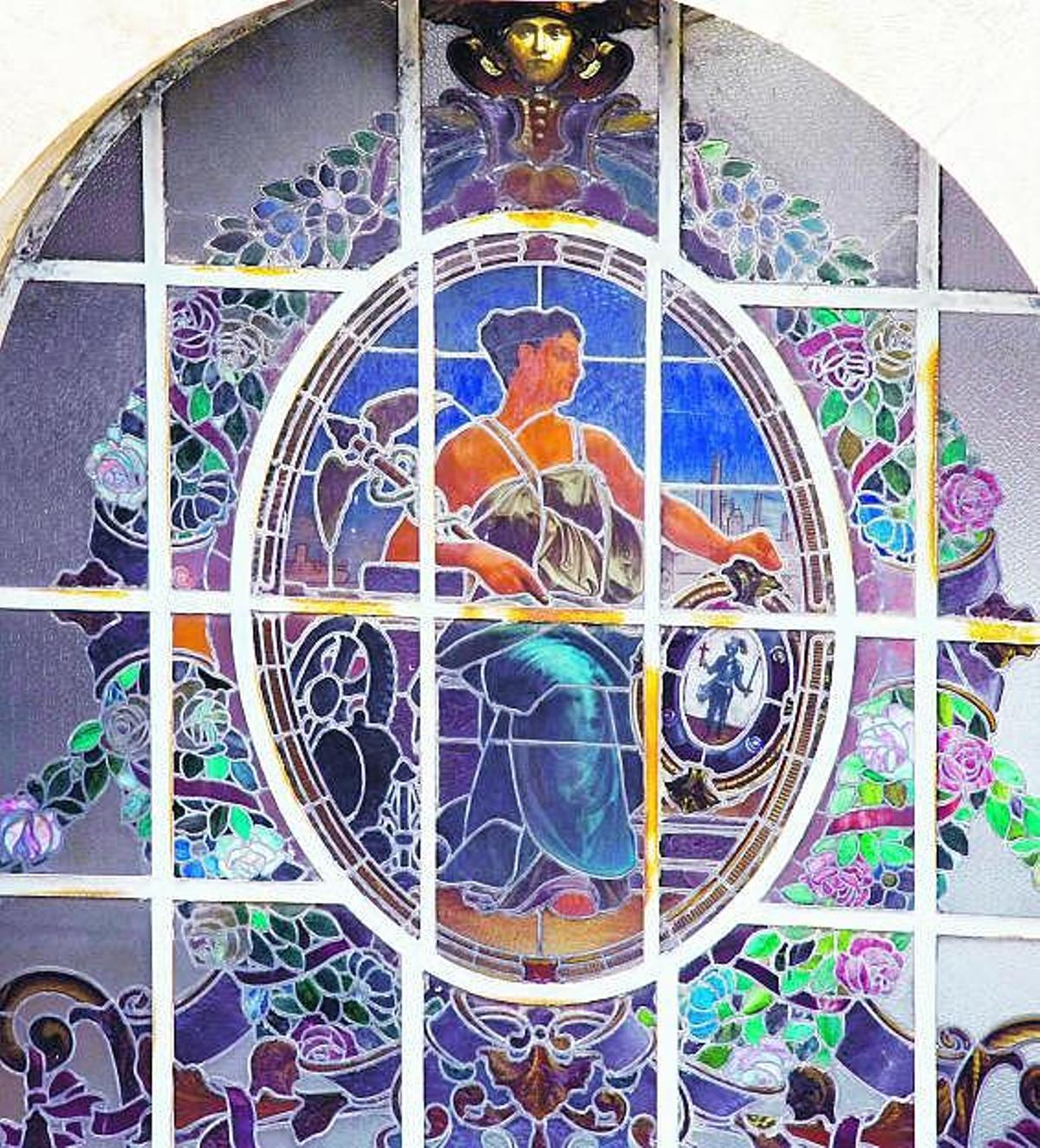 Detalle de la vidriera de la fachada principal del edificio de la antigua Escuela de Comercio de Gijón.