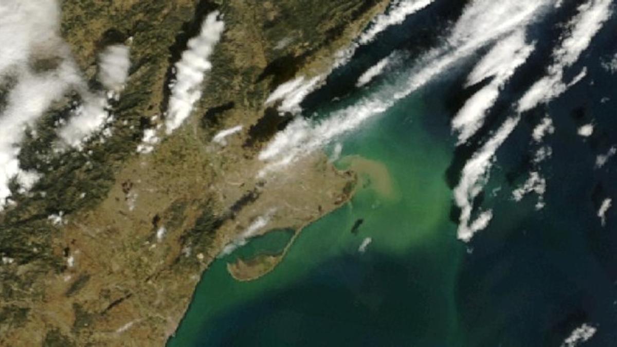 Imagen del delta del Ebro fotografiado por el satélite Modis de la NASA en la que se puede apreciar el transporte de sedimentos ocasionado por la gran crecida
