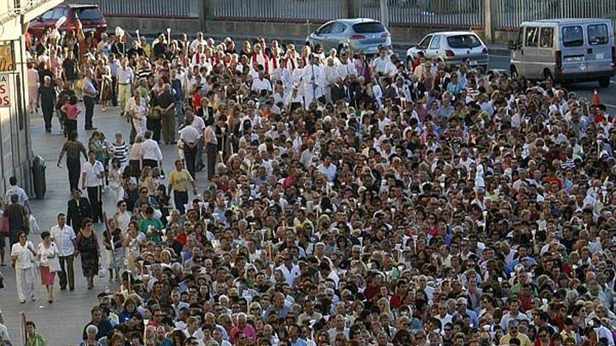 Una marea de participantes en la procesión arropa la imagen del Cristo a su paso por Cánovas del Castillo.