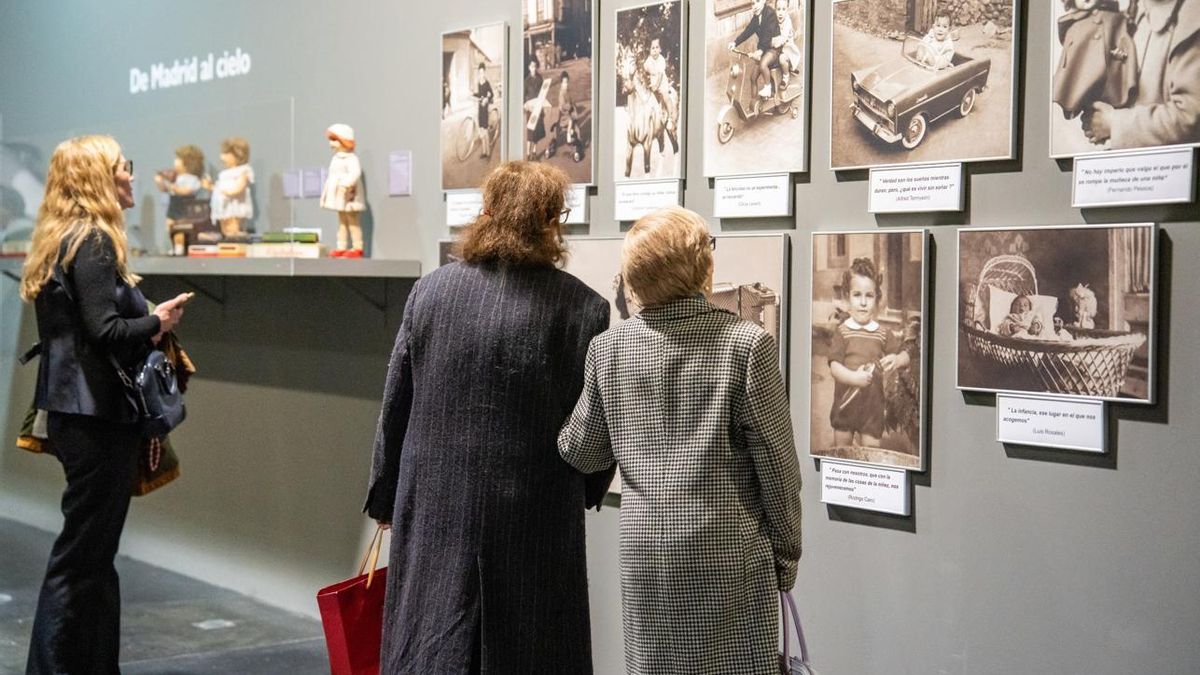 Una sala de la exposición 'Del juguete al cielo'.