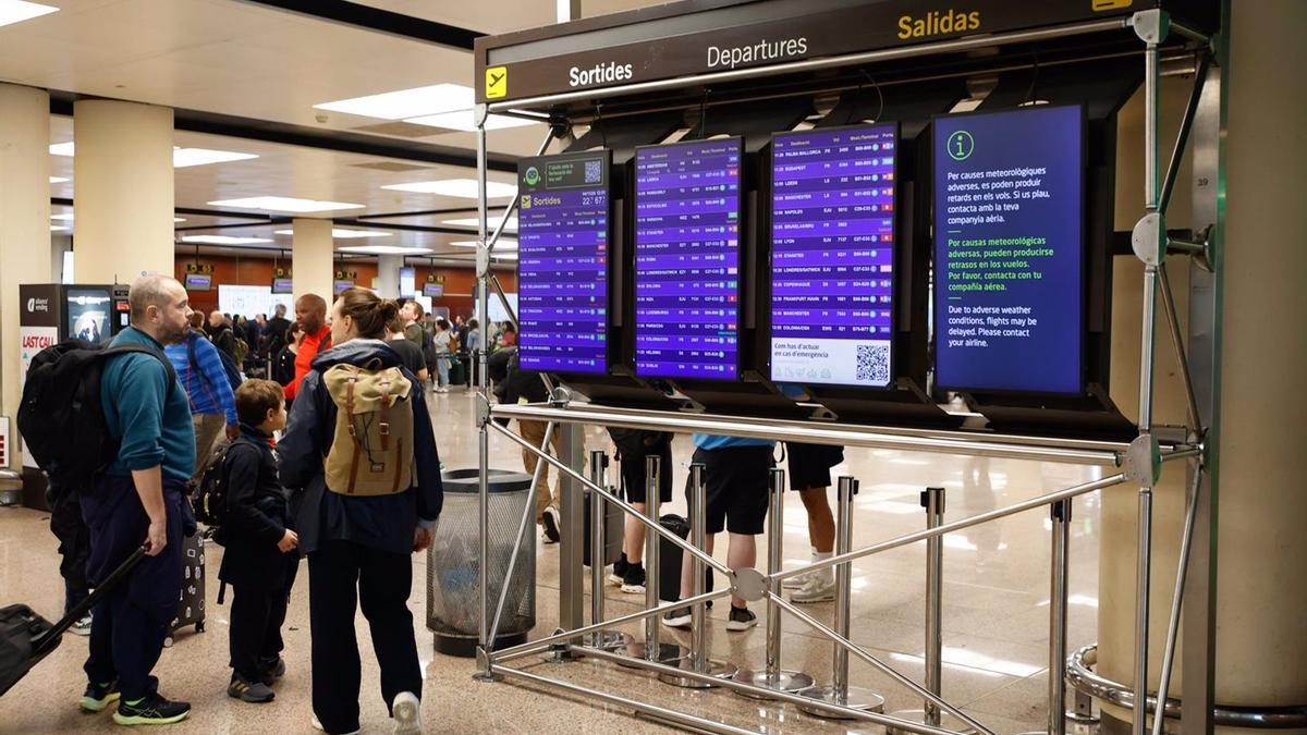 Aeropuerto de Barcelona-El Prat, en la terminal T-2, a 4 de noviembre de 2024, en El Prat de Llobregat, Barcelona, Cataluña (España)..