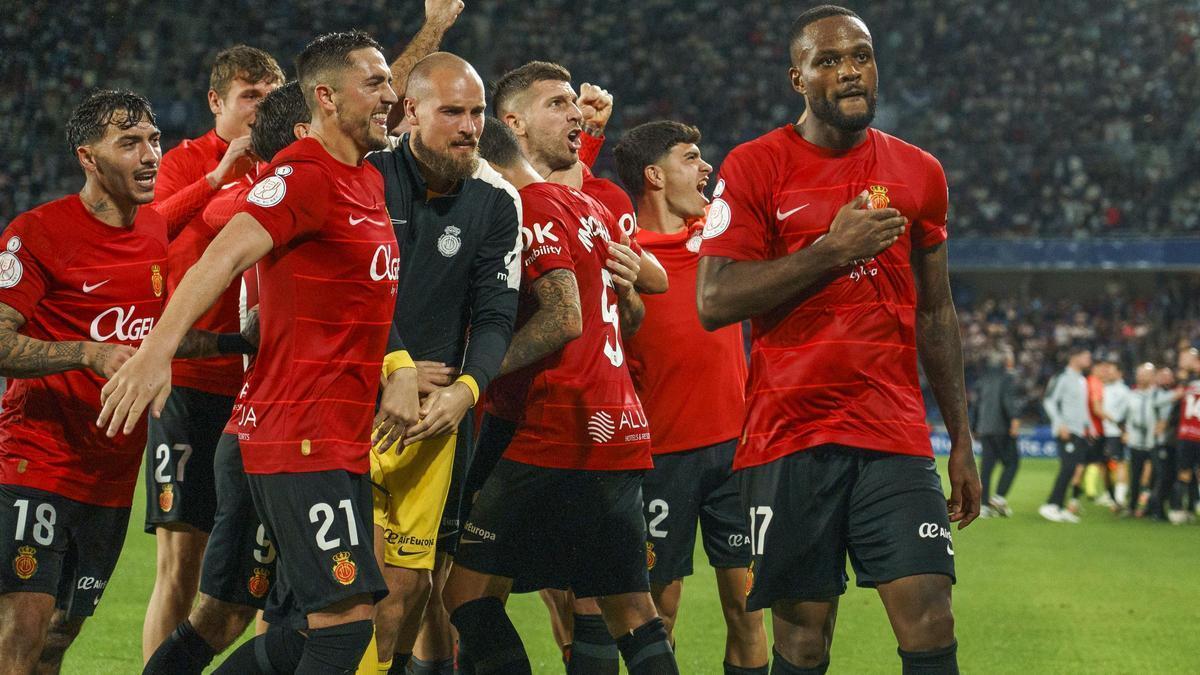 Cyle Larin (re.) feiert seinen Siegtreffer mit den Mannschaftskollegen.