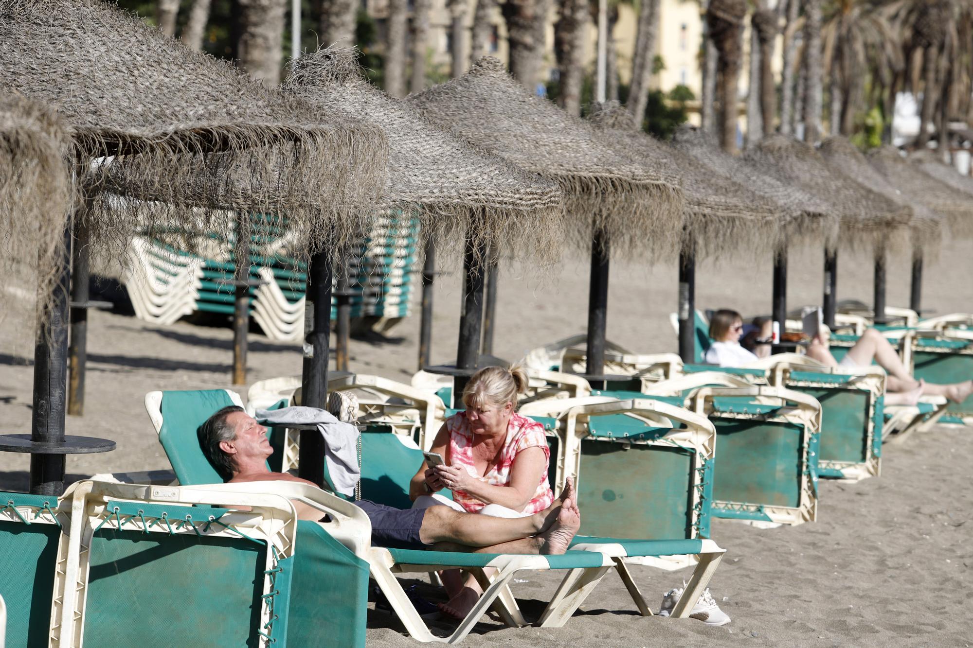 La capital ha disfrutado este lunes, 26 de diciembre de 2022, de unas máximas que rondaban los veinte grados centígrados, lo que ha animado a muchos a tomar el sol en el playa