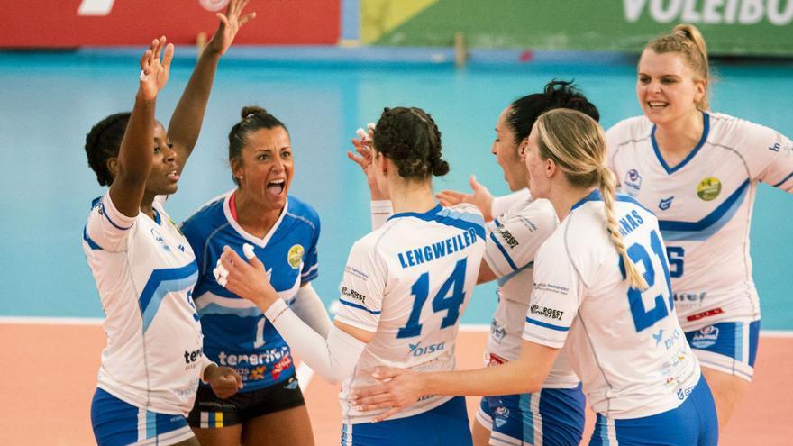 Las jugadoras tinerfeñas celebran uno de los puntos conseguidos ayer en Lugo. | | EL DÍA