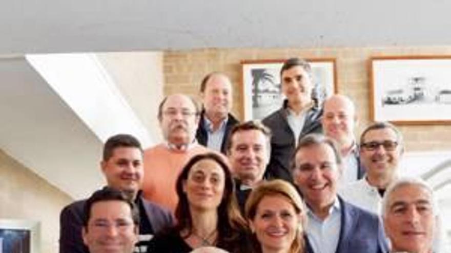 Luis Ibáñez junto a los que formarían parte de su junta directiva.