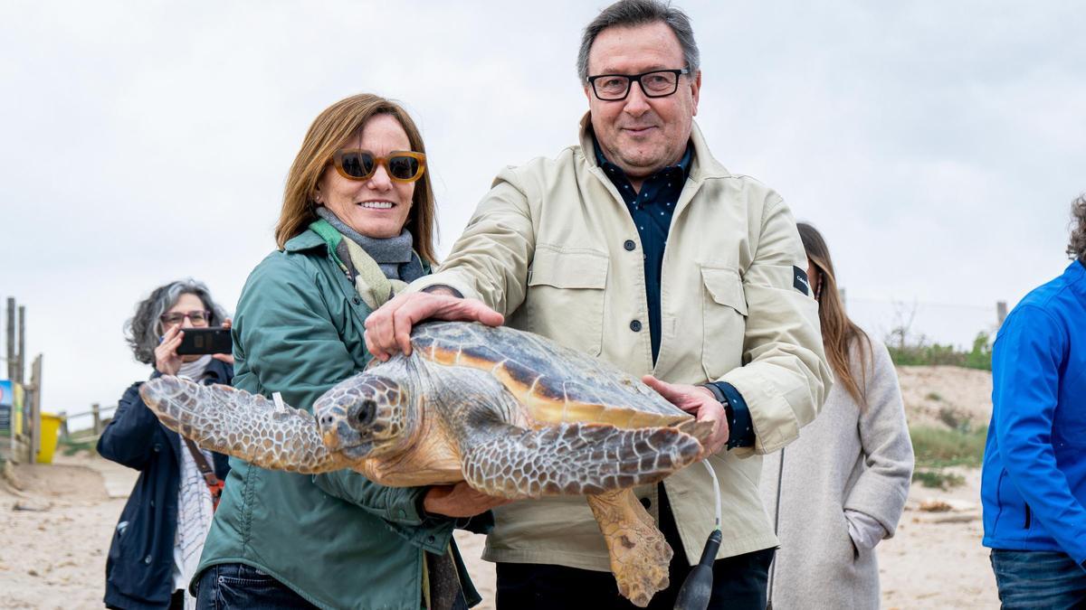 Carlos Duarte junto a Mercedes Calabuig se disponen a soltar una tortuga