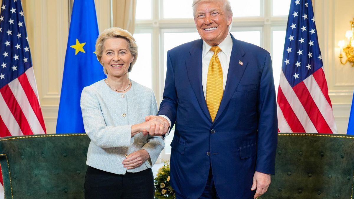 La presidenta de la Comisión Europea, Ursula von der Leyen, posando junto al presidente de Estados Unidos, Donald Trump, este domingo.