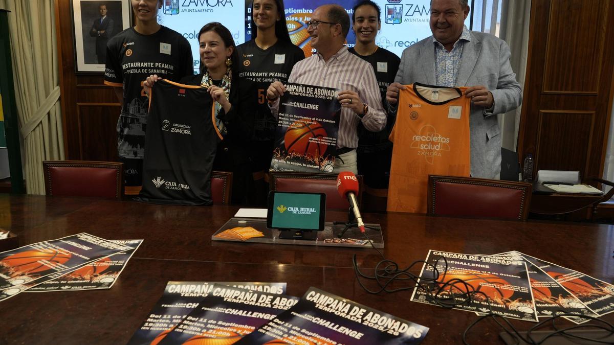 Participantes en el acto de presentación de la campaña de socios