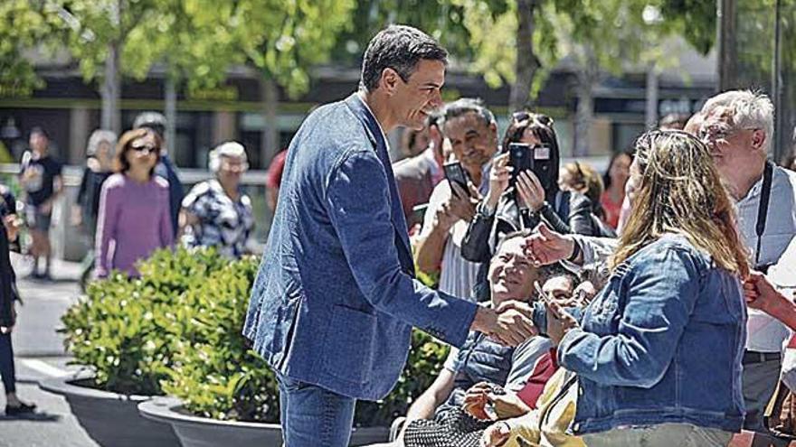 Pedro SÃ¡nchez saludando simpatizantes en Palma.