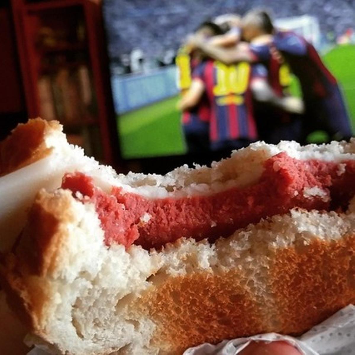 Los nervios del partido no han hecho perder el apetito a algunos aficionados del Barça.