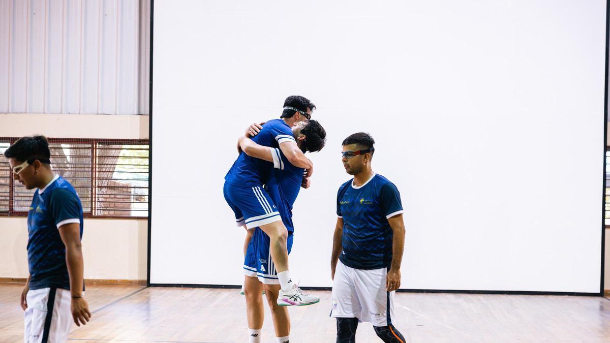La parella de Seve i Alejandro celebra el pas a quarts de final de one wall masculí.