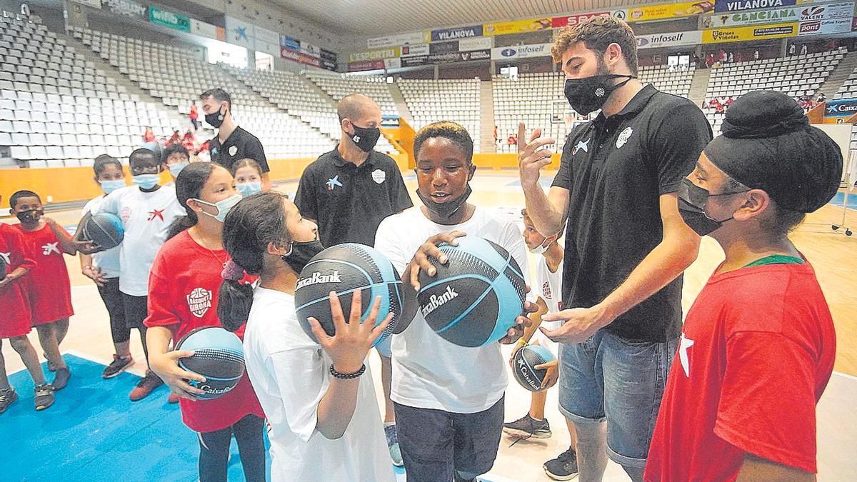 Jugadors del Bàsquet Girona parlant amb els nens i nenes a Fontajau