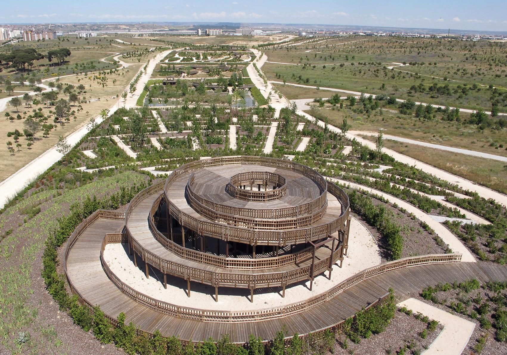 El gran parque con zonas infantiles, toboganes, tirolinas, merenderos y hasta un mirador con forma de laberinto