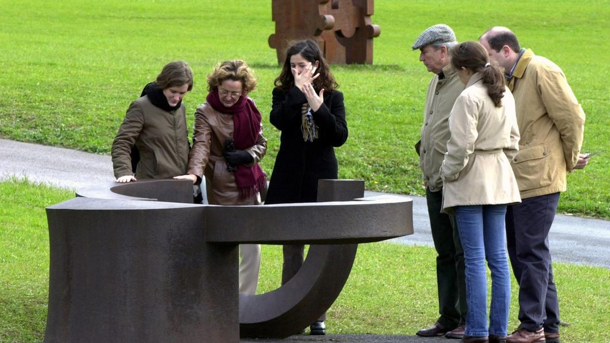 Visitantes, en el museo Chillida Leku, en el 2002.