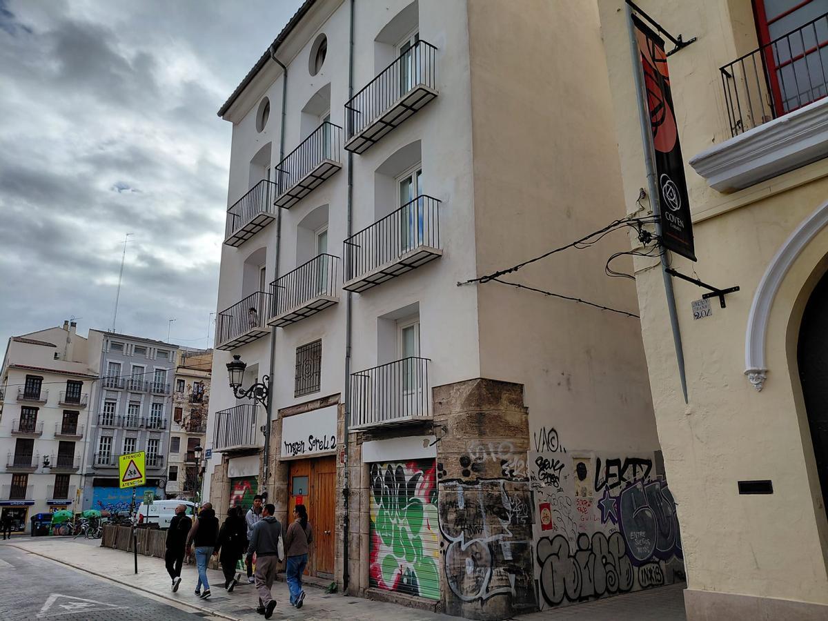El edificio con pisos turísticos ilegales en la plaza de Mossen Sorell