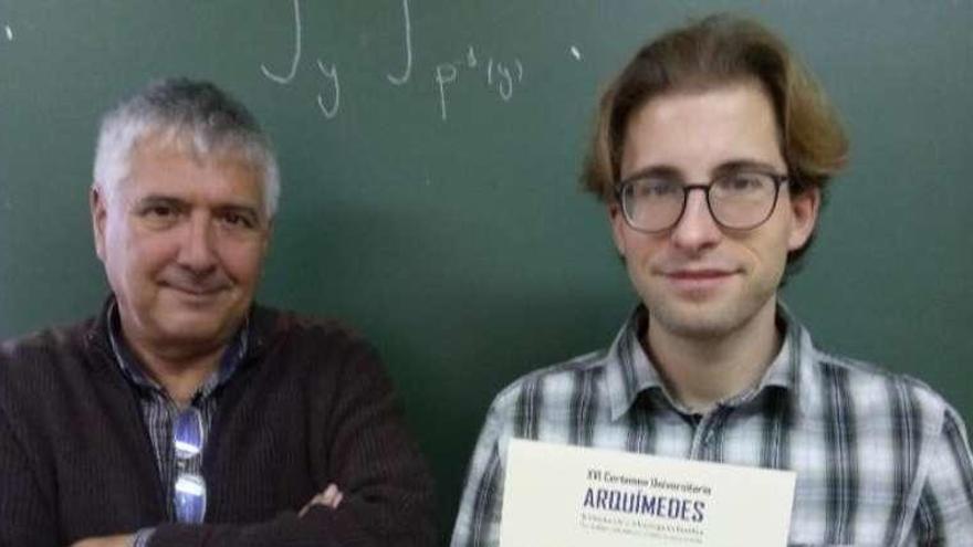 El profesor Enrique Macías, con David Mosquera.