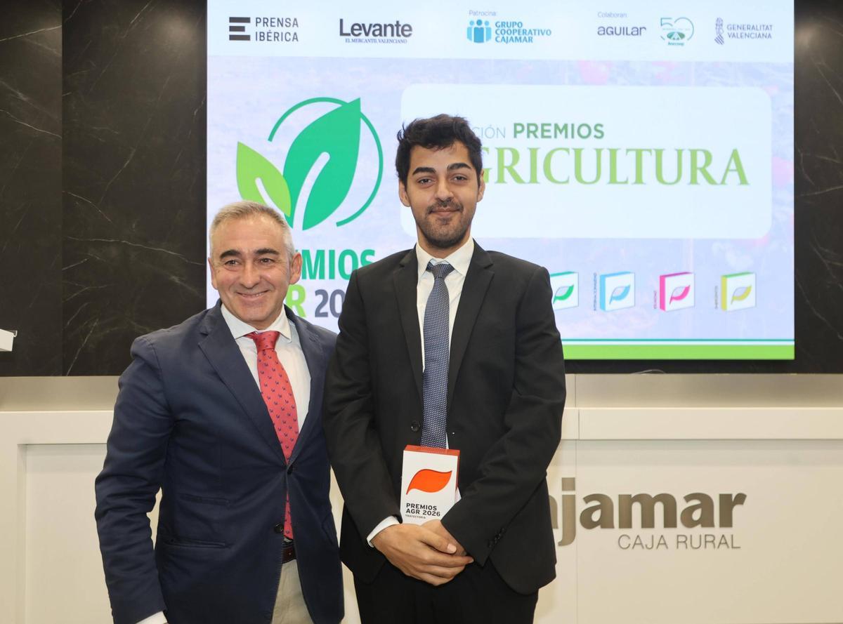 Miguel Barrachina, conseller de Agricultura, y Robert Aguilar, director de Marketing de Patatas Aguilar.