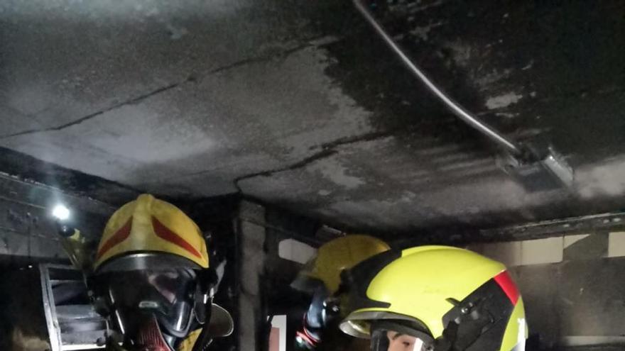 Dos intoxicados por inhalación de humo en un incendio en el centro de Orihuela