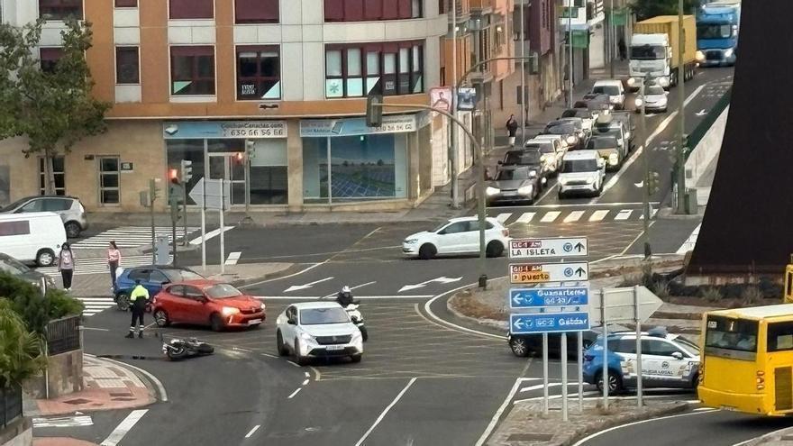 La caída de un motorista cierra el acceso al túnel de Julio Luengo en Las Palmas de Gran Canaria