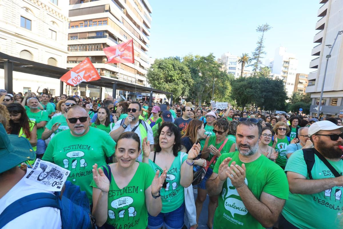Profesores abarrotan la plaza de la Montañeta en una nueva protesta contra la violencia policial en la huelga
