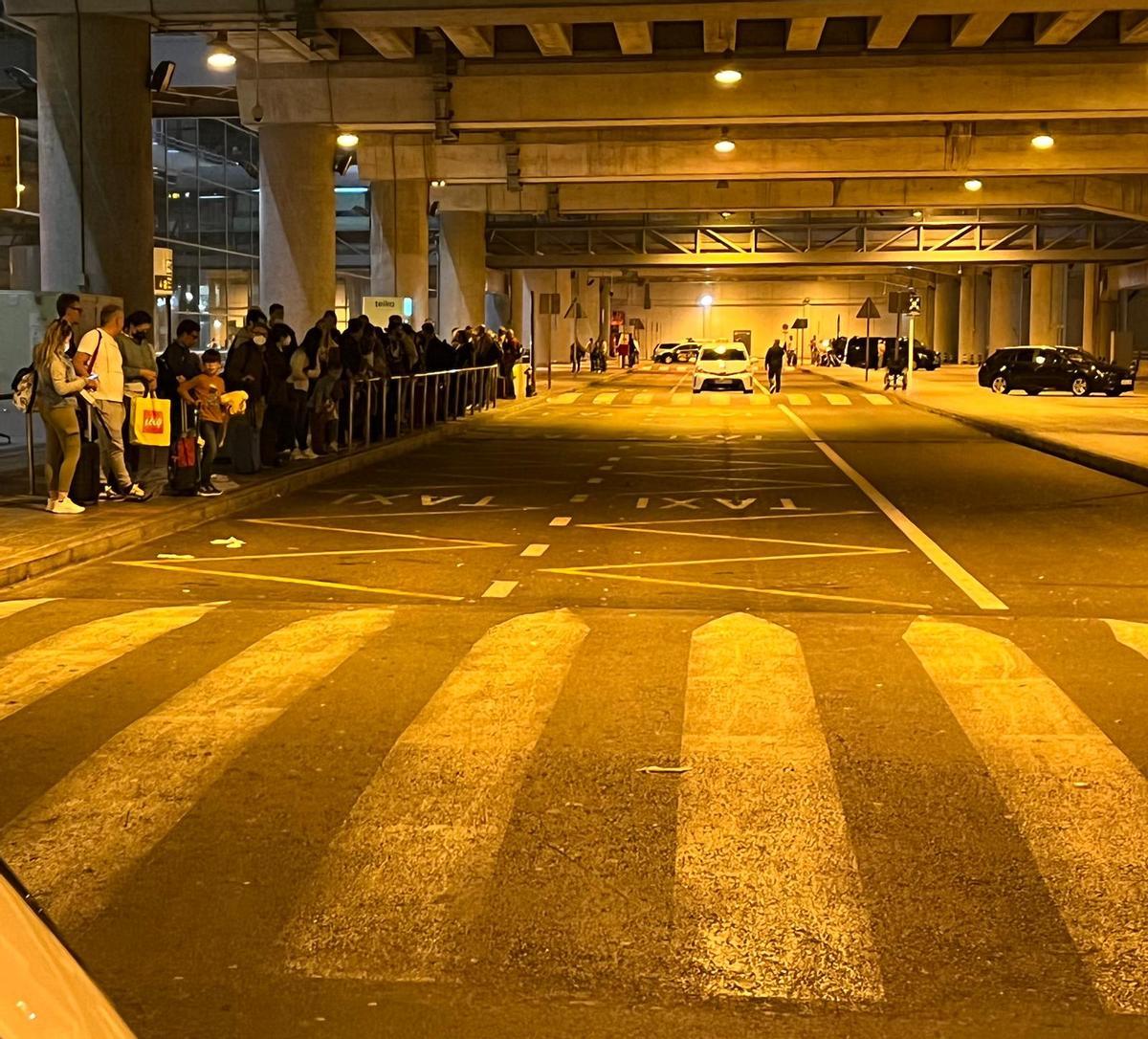 El problema de la falta de taxis en el aeropuerto va a más de cara al verano