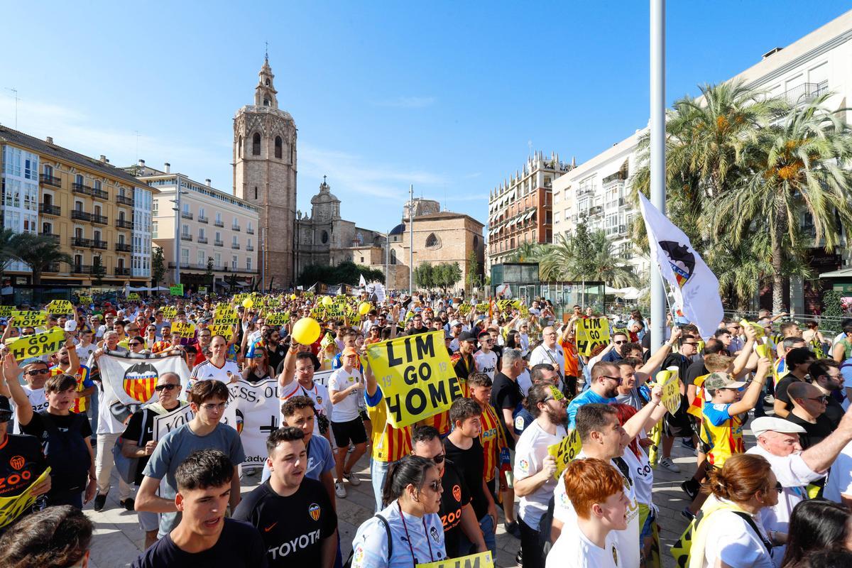 Protesta de aficionados del Valencia contra Peter Lim