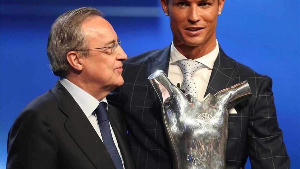 Cristiano Ronaldo y Florentino Pérez posan con el trofeo conseguido por el jugador portugués en Mónaco