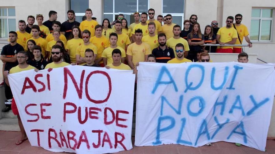 Medio centenar de voluntarios, ayer, en el Parque de Seguridad en el inicio de la huelga indefinida.