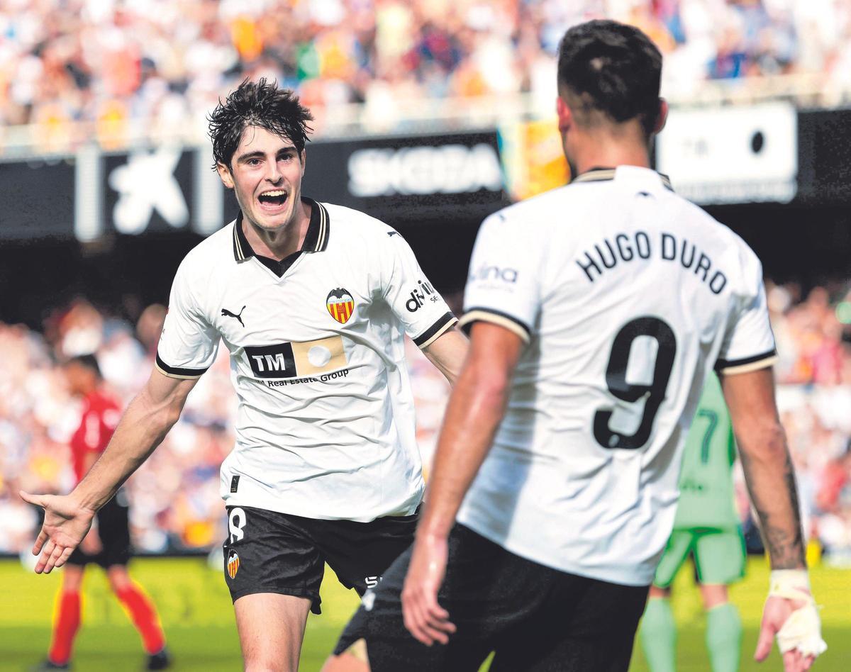 Javi Guerra celebra un gol con el Valencia CF.