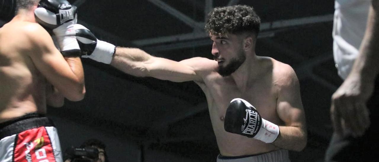 José Luis Navarro Jr., en su último combate en Córdoba ante Mathieu Gomes.