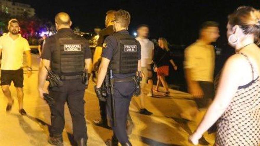 Policías del ENEV de Sant Antoni durante una noche de servicio.