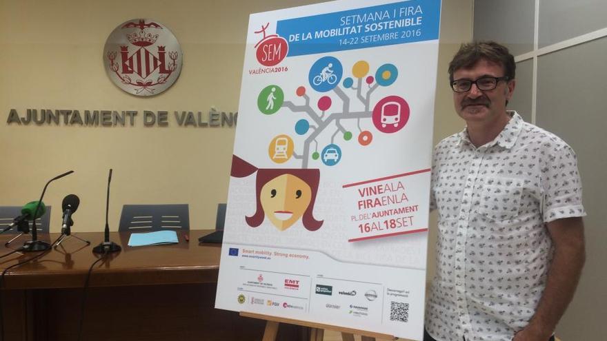 Grezzi, con el cartel de la Semana de la Movilidad.