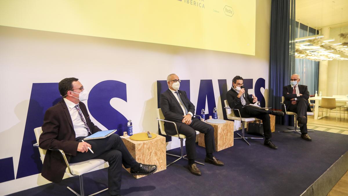 Andrés Navarro, Francisco Dolz, José Luis Poveda y Federico Plaza durante su intervención en la última mesa de debate.