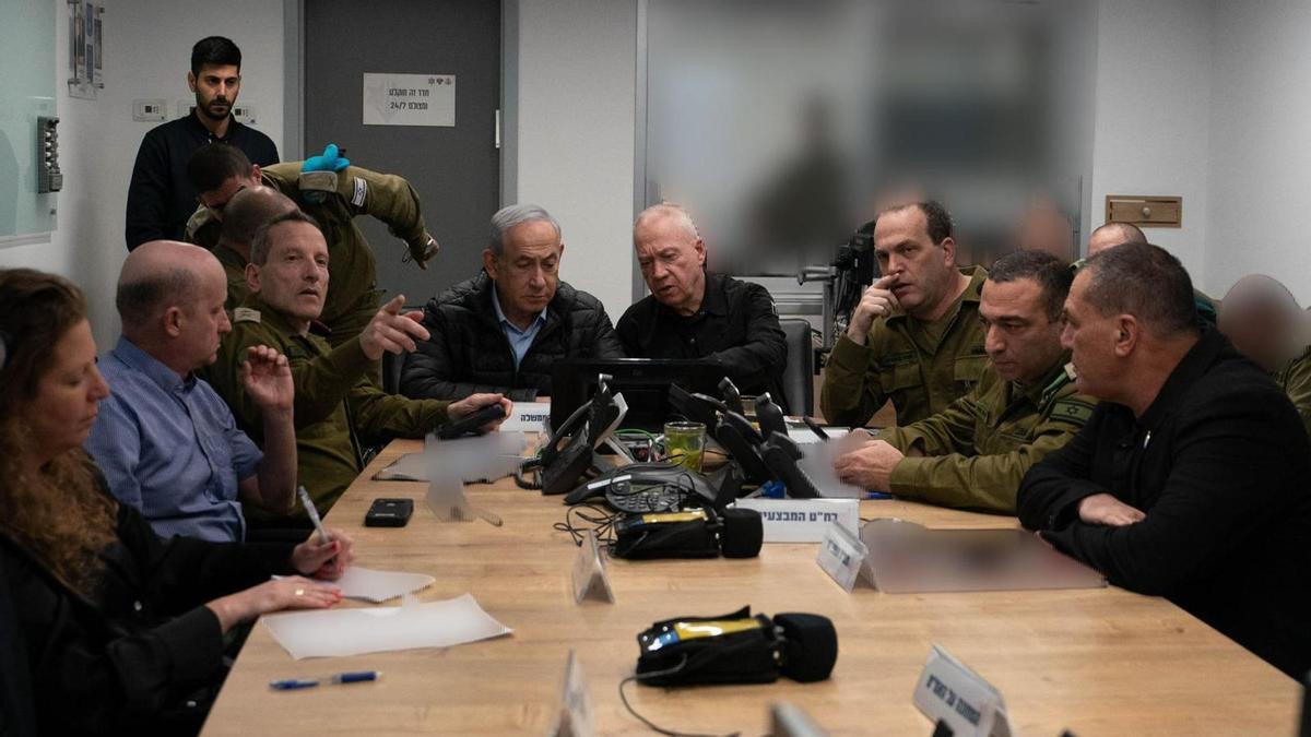 Fotografía cedida por la Ministerio de Defensa de Israel del primer ministro Benjamín Netanyahu siguiendo junto a sus colaboradores el ataque a Irán