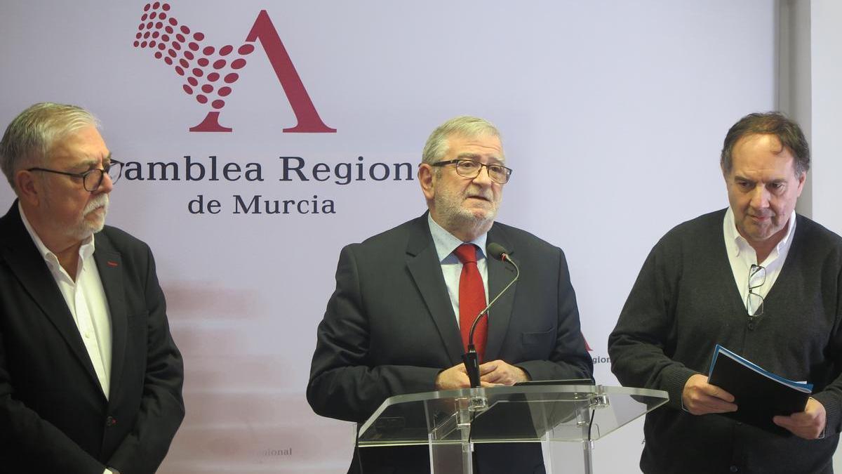 Juan José García Escribano, Alberto Castillo e Ismael Crespo, ayer en la Asamblea.