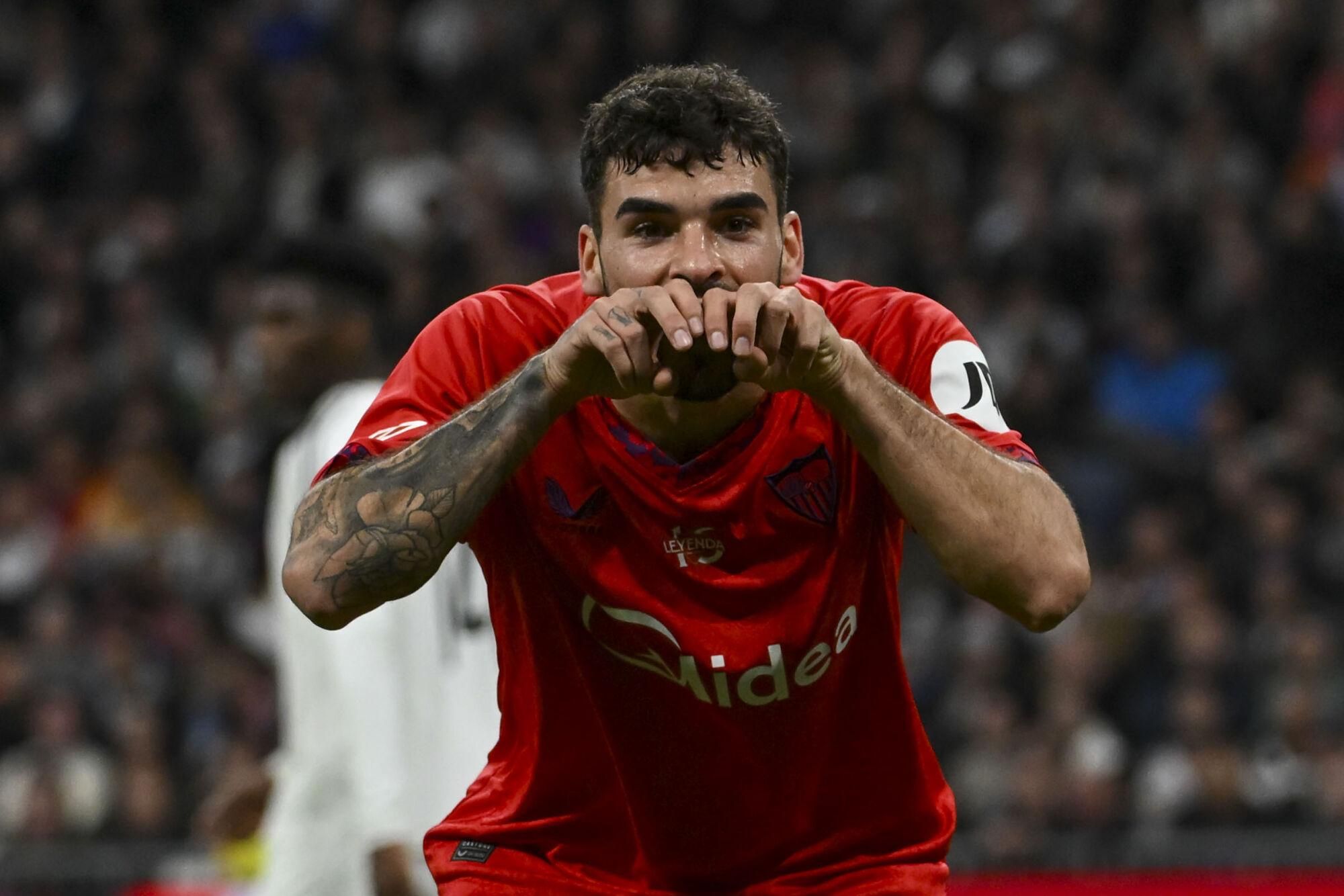 MADRID, 22/12/2024.- El delantero del Sevilla Isaac Romero celebra el primer gol de su equipo durante el partido de LaLiga entre el Real Madrid y el Sevilla, este domingo en el estadio Santiago Bernabéu. EFE/ Fernando Villar