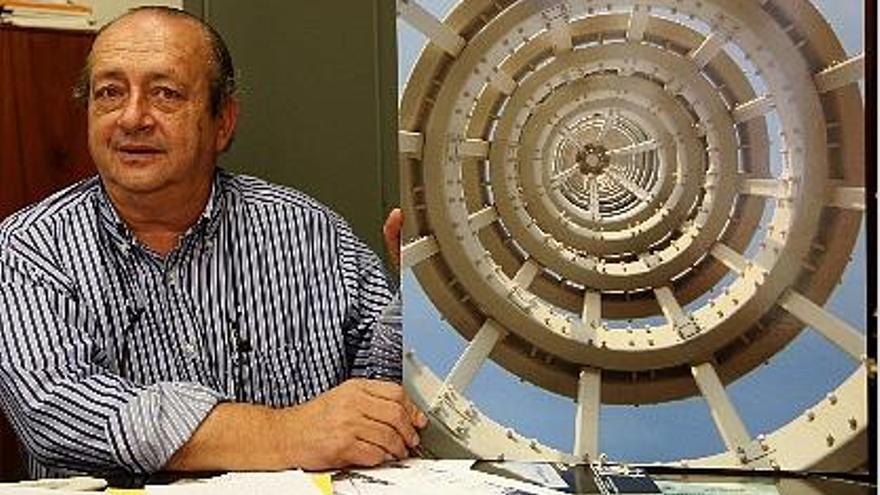 El catedrático Juan Rovira, ayer, en su despacho de Industriales con una foto del pirulí.