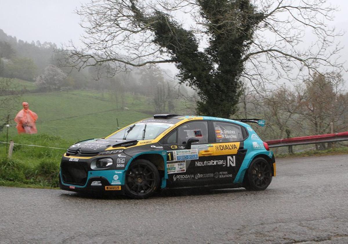 Alberto Ordóñez, en su Citröen C3 durante el rally.
