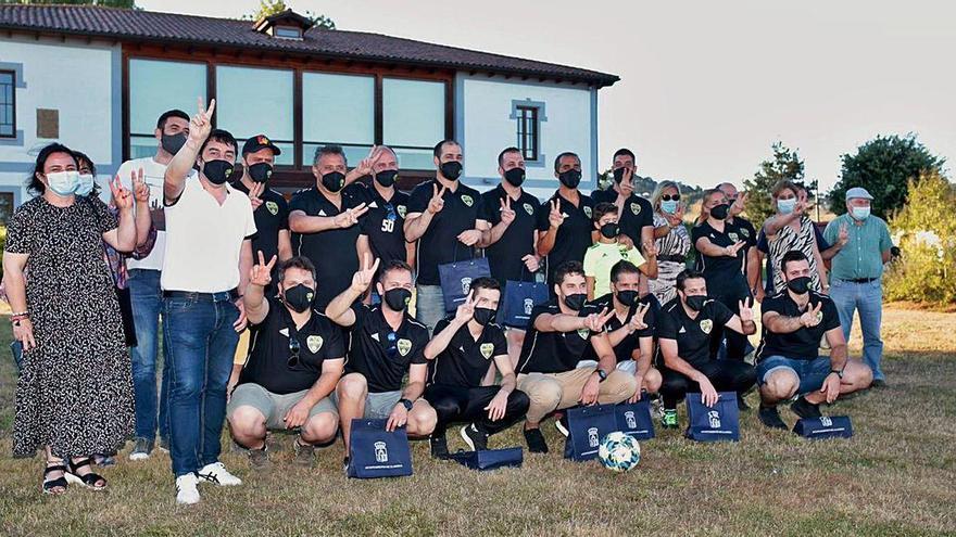 Jugadores del San Cucao FS, durante la recepción municipal.