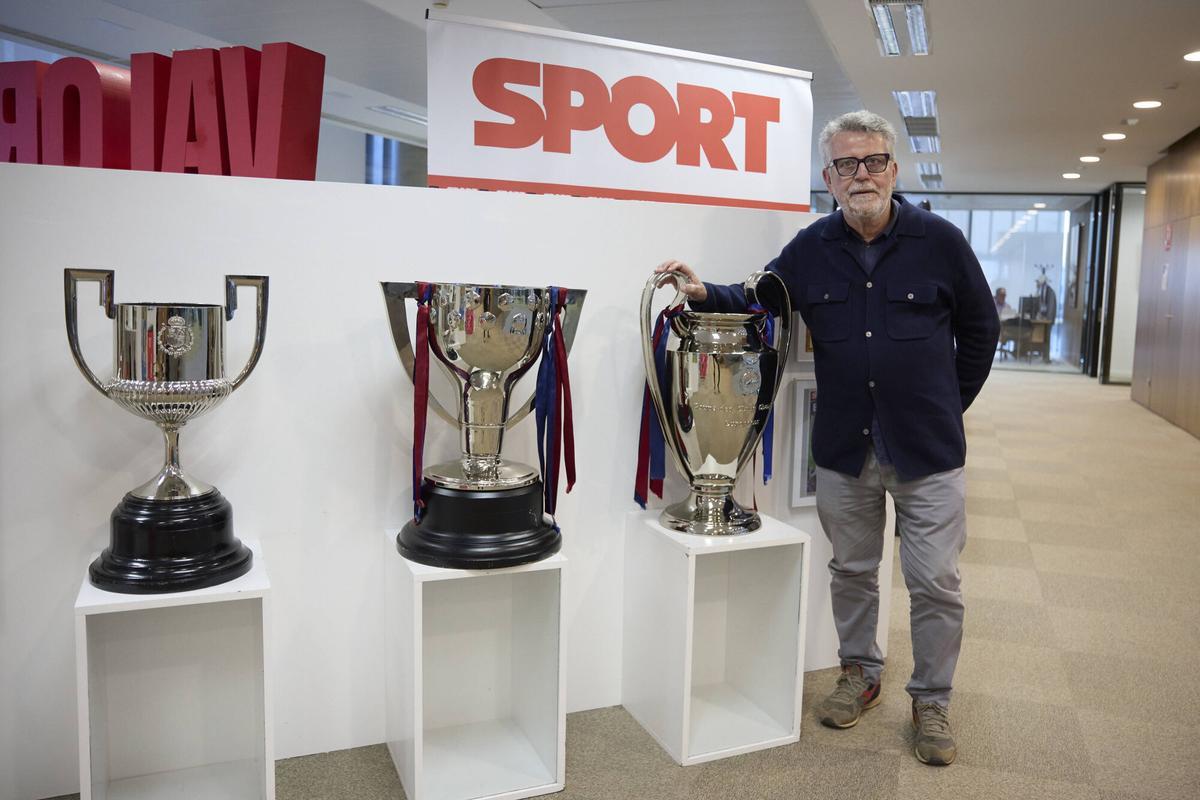 Lluís Canut posa en la redacción de SPORT junto a algunos trofeos