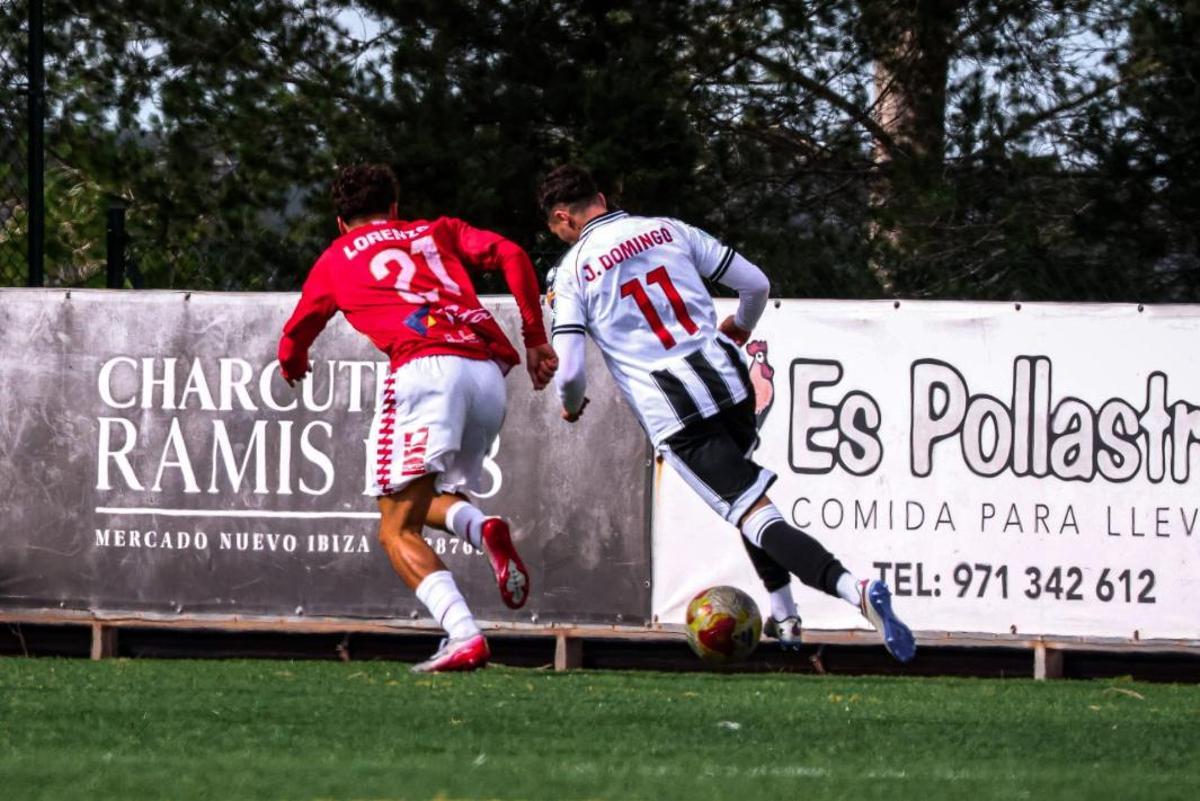 El lateral diestro saguntino Jorge Domingo se marcha por el carril derecho.