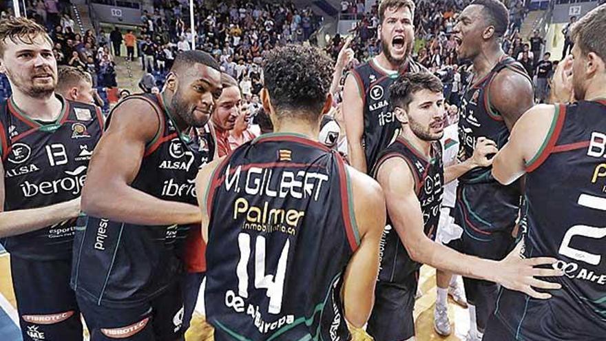 Los jugadores del Iberojet Palma celebran su clasificaciÃ³n.