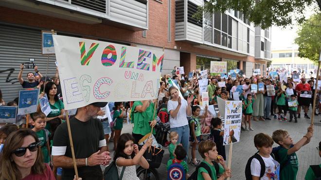 Familias de Sant Cugat reivindican la construcción de la escuela La Mirada