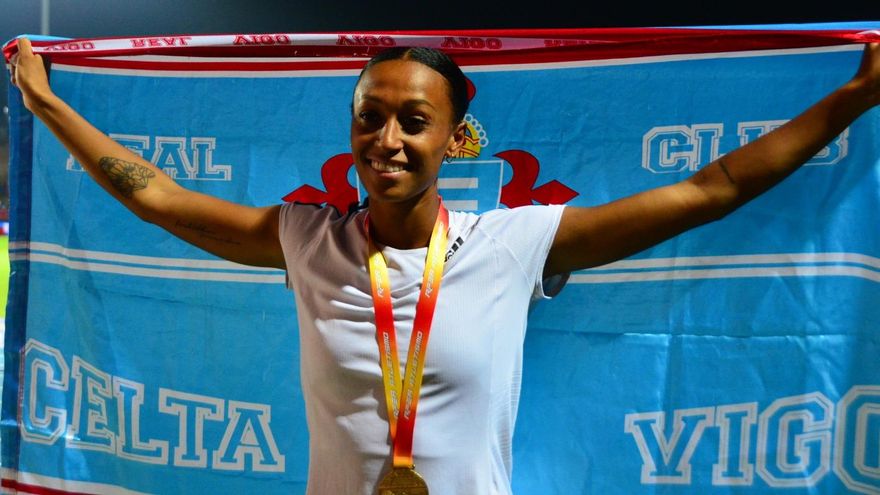 Ana Peleteiro, con una bandera del Celta tras proclamarse campeona de España en 2019