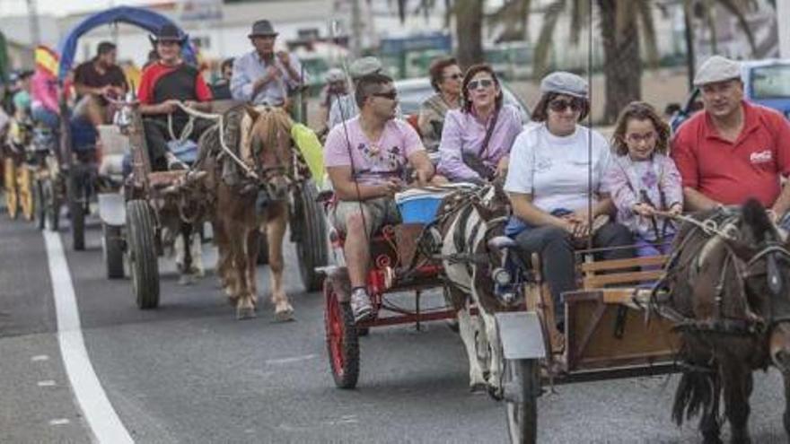 La comitiva de carruajes atravesó ayer siete municipios (en la imagen, la carretera de Almoradí a Orihuela).