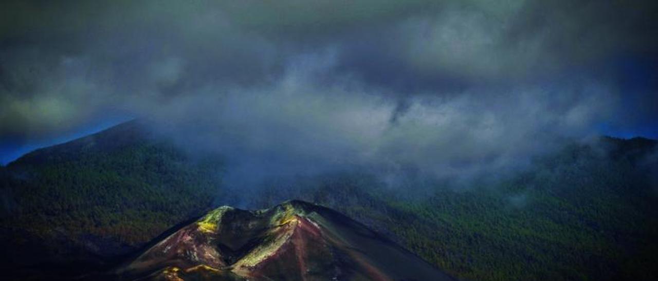 Carretera La Laguna-Las Norias sobre las coladas del volcán Tajogaite