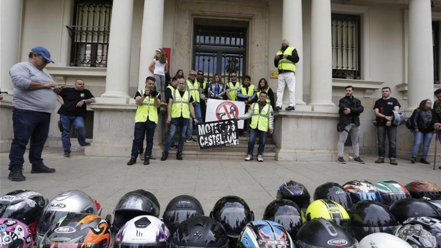 Unos 250 moteros se concentran en Castellón contra los guardarraíles