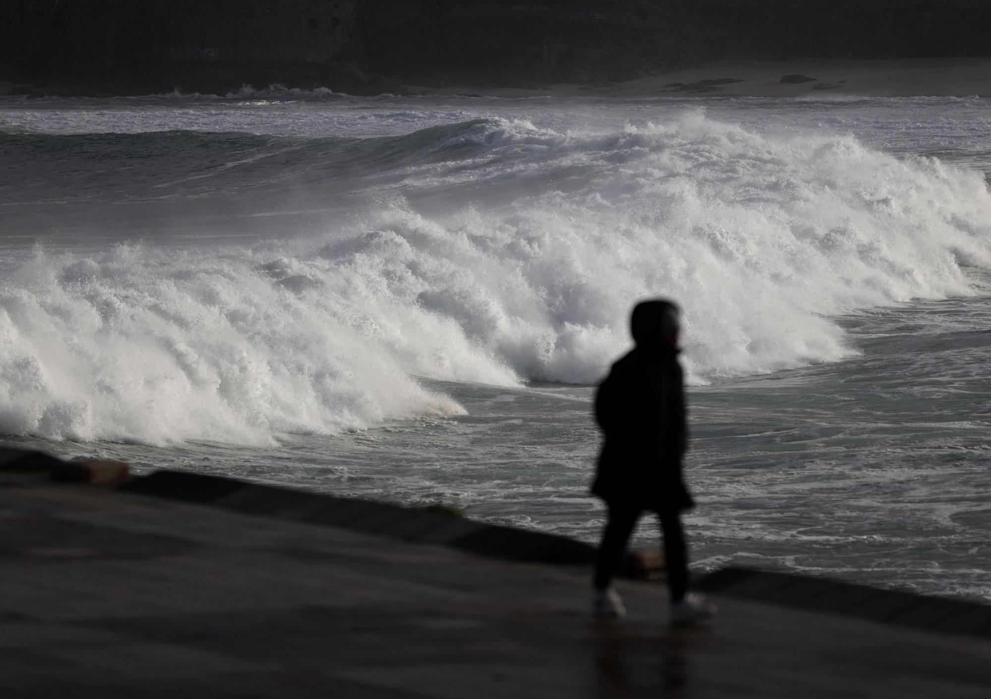 El temporal mantiene en alerta Galicia por nieve y olas de hasta 8 metros